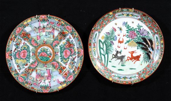Due piatti in porcellana policroma, Cina