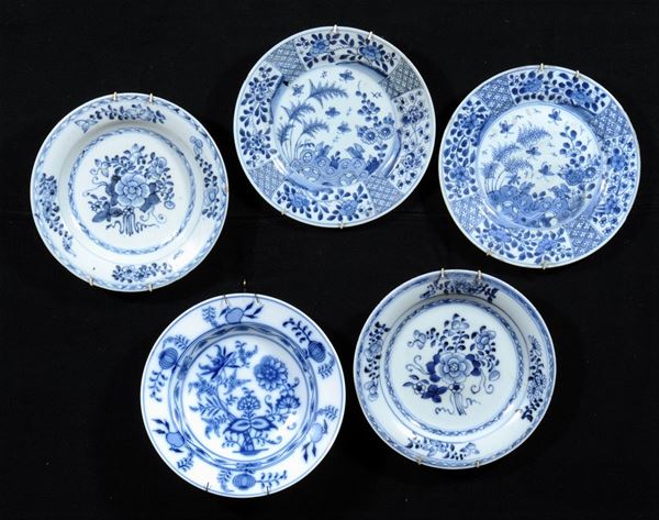 Cinque piatti in ceramica