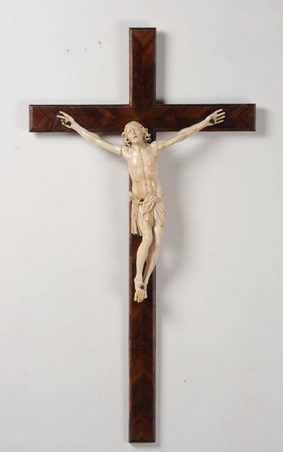Cristo Vivo in Avorio Scolpito con Croce in Legno Lastronato a Spina di Pesce in Bois De Rose, Ge...