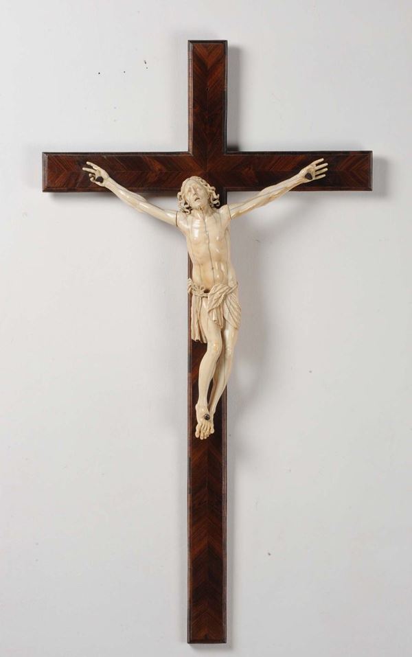 Cristo vivo in avorio scolpito con croce in legno lastronato a spina di pesce in bois de rose, Germania o Francia XVII-XVIII secolo