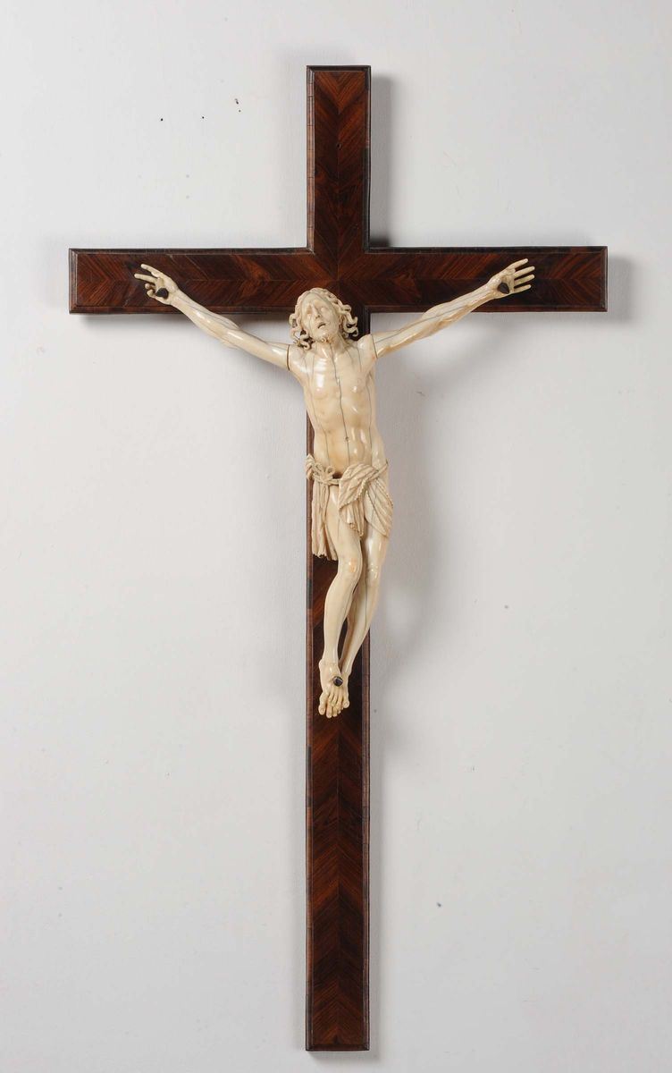 Cristo vivo in avorio scolpito con croce in legno lastronato a spina di pesce in bois de rose, Germania o Francia XVII-XVIII secolo  - Auction Sculpture and Works of Art - Cambi Casa d'Aste