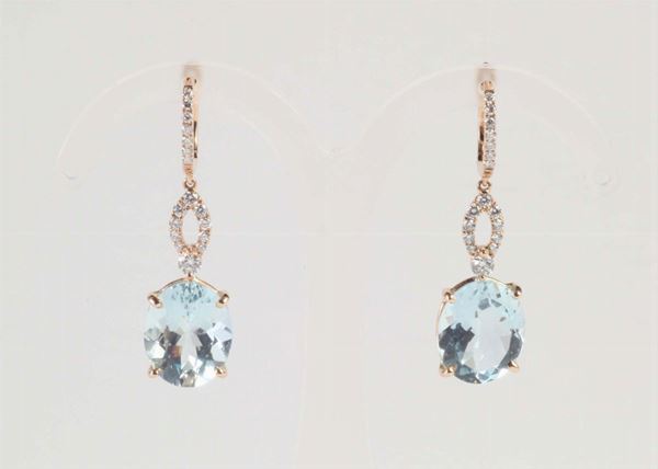 Orecchini con acquamarina, taglio ovale
