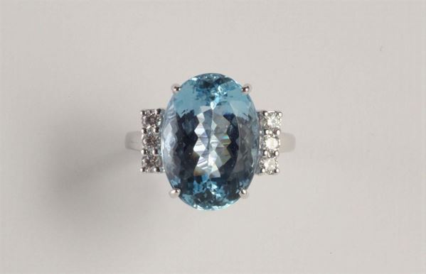 Anello con acquamarina e diamanti