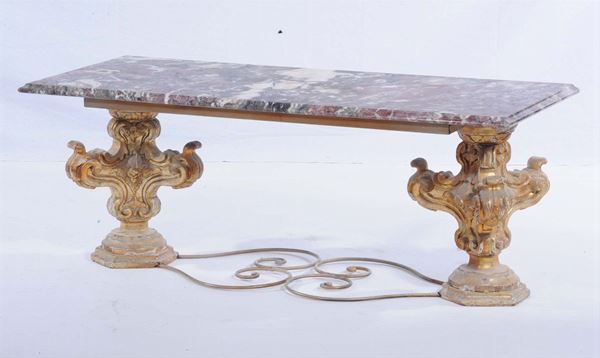Tavolo in legno itagliato e dorato con piano in marmo