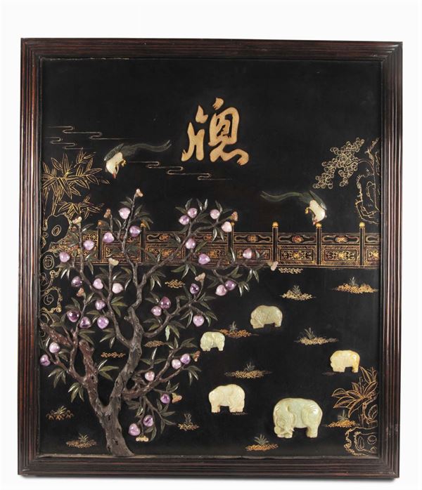 Pannello in legno con applicazioni in giada e pietre dure, Cina, Dinastia Qing, XIX secolo