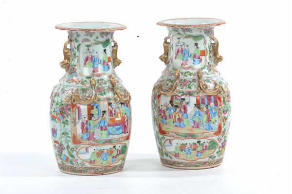 Coppia di vasi in porcellana con decoro policromo Canton