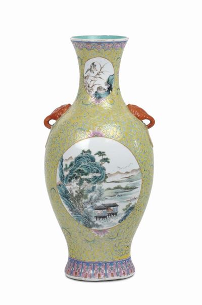 Vaso in Porcellana Decorata a Fondo Giallo, Cina XX Secolo