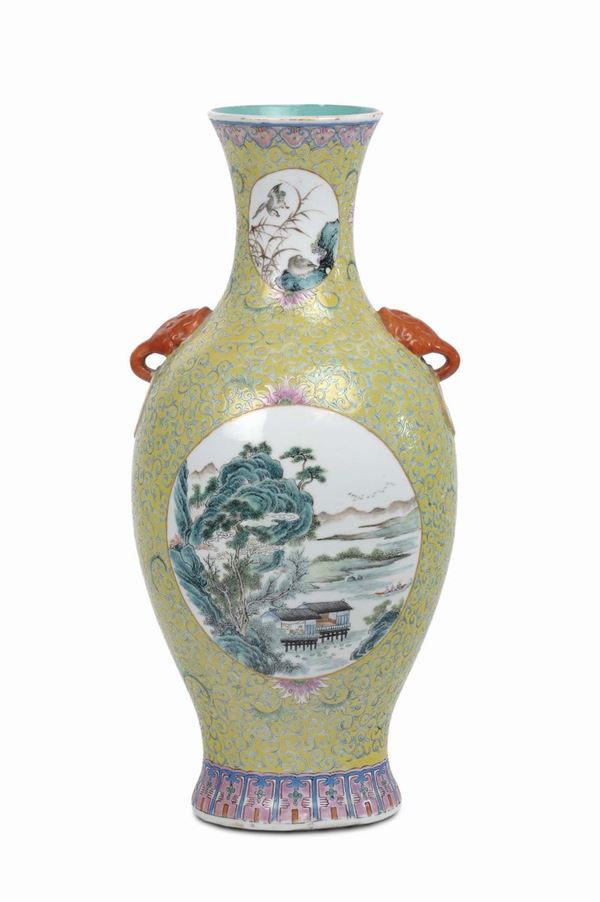 Vaso in porcellana decorata a fondo giallo, Cina XX secolo