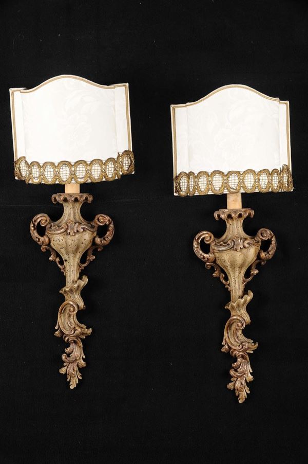 Coppia di appliques in stile in legno intagliato