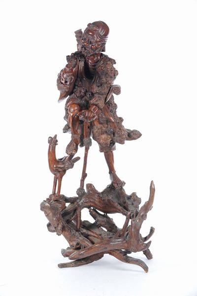 Scultura in Legno Intagliato Raffigurante Personaggio Orientale con Gallina