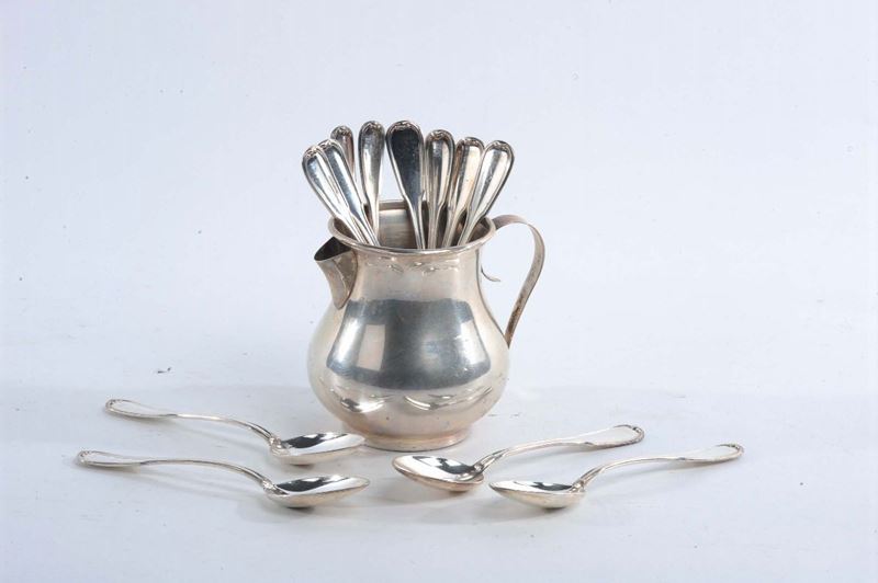 Lotto composto da una brocchetta e dodici cucchiaini in  argento  - Auction Silvers, Ancient and Comtemporary Jewels - Cambi Casa d'Aste