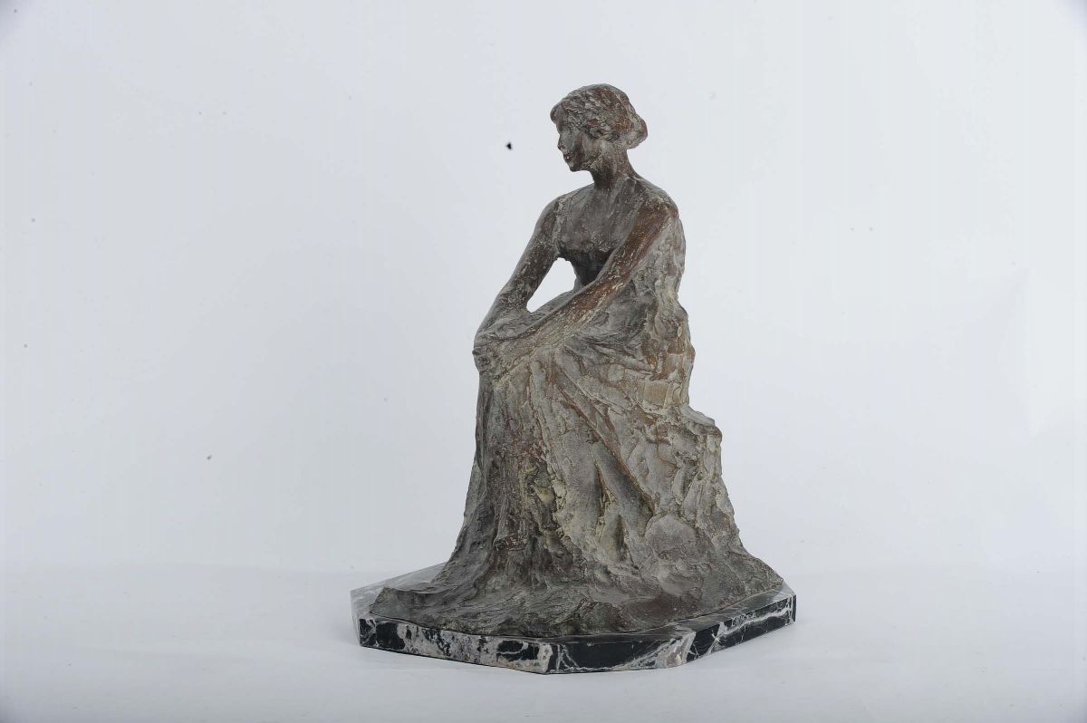 E. Pellinifigura Femminile Seduta