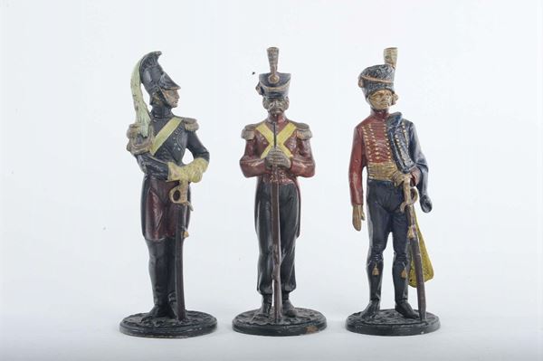 Tre soldati in metallo dipinto in policromia