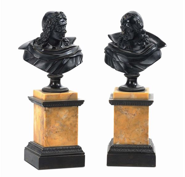 Coppia di bustini in bronzo brunito su basi in marmo, XIX secolo