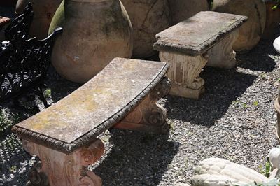 Due Panche in Pietra Diverse