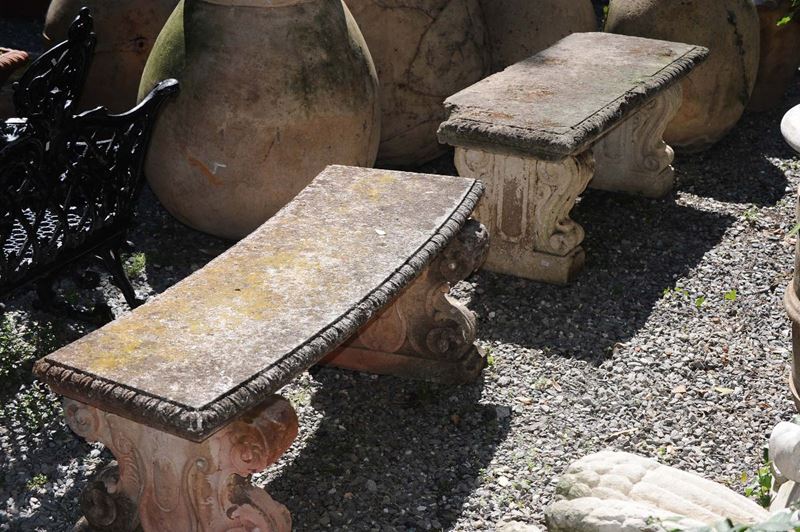Due panche in pietra diverse  - Asta Antiquariato e Dipinti Antichi - Cambi Casa d'Aste