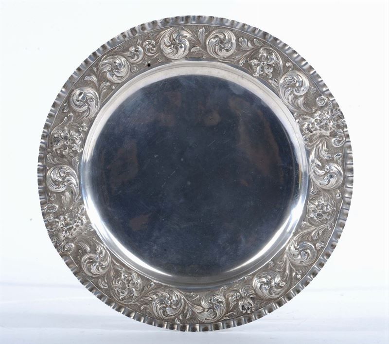 Piatto in argento con bordo sagomato, gr 560  - Asta Argenti e Gioielli Antichi e Contemporanei - Cambi Casa d'Aste