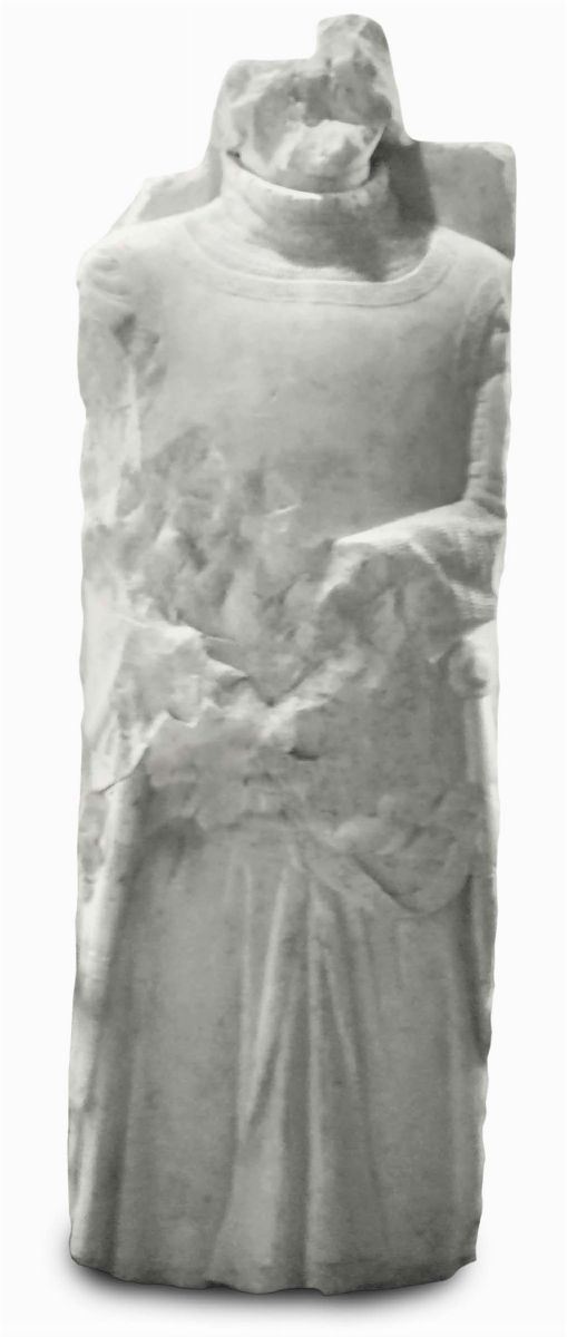 Lastra in marmo bianco scolpita ad altorilievo raffigurante cavaliere, scultore prossimo a Tino di Camaino, Italia meridionale (Napoli) prima metà del XIV secolo  - Asta Asta a Tempo Antiquariato - II - Cambi Casa d'Aste
