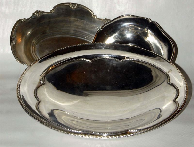 Lotto di quattro vassoietti sagomati in argento,  1400gr circa  - Asta Argenti e Gioielli Antichi e Contemporanei - Cambi Casa d'Aste