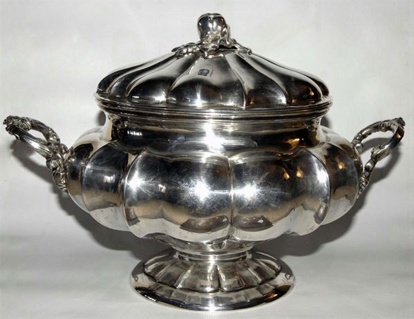 Zuppiera in argento sagomata con manici, gr. 1900 circa