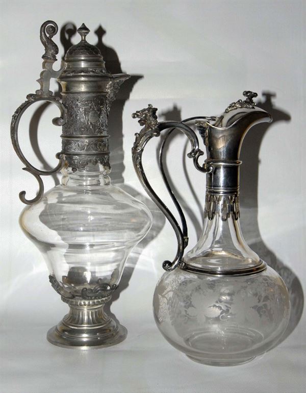 Due bottiglie di cui una con beccuccio in argento e una con beccuccio in metallo
