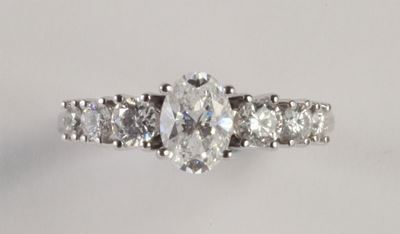 Anello con Diamante Taglio Ovale di Ct 1,02, Colore F-g, Vvs1-vvs2;