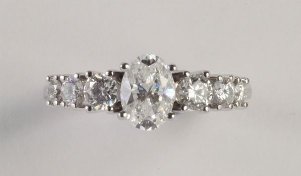 Anello con diamante taglio ovale di ct 1,02, colore F-G, VVS1-VVS2;