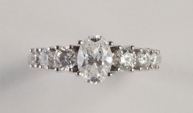 Anello con diamante taglio ovale di ct 1,02, colore F-G, VVS1-VVS2;  - Auction Silvers, Ancient and Comtemporary Jewels - Cambi Casa d'Aste