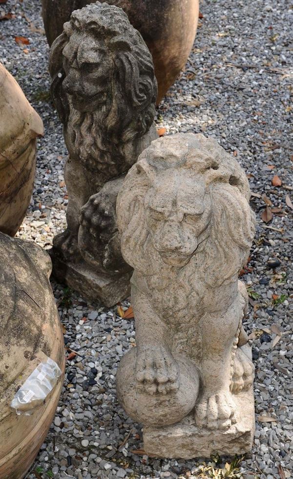 Coppia di leoni in pietra con basi a plinto