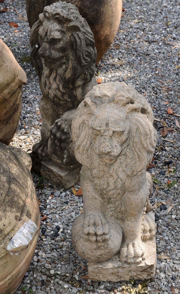 Coppia di leoni in pietra con basi a plinto  - Asta Antiquariato e Dipinti Antichi - Cambi Casa d'Aste