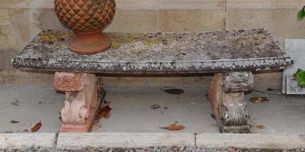 Panca in pietra curva