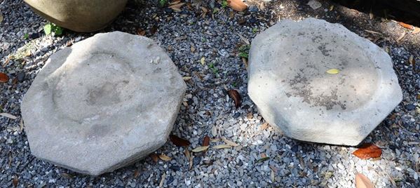 Tre basi ottagonali in pietra