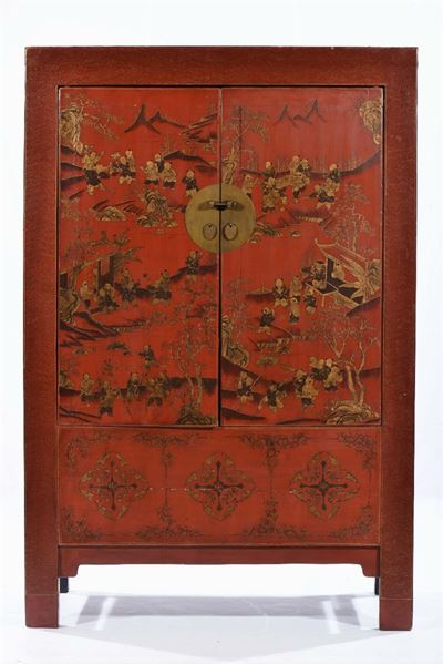 Armadio a Due Ante Laccato Rosso con Decori Orientali, Cina XX Secolo