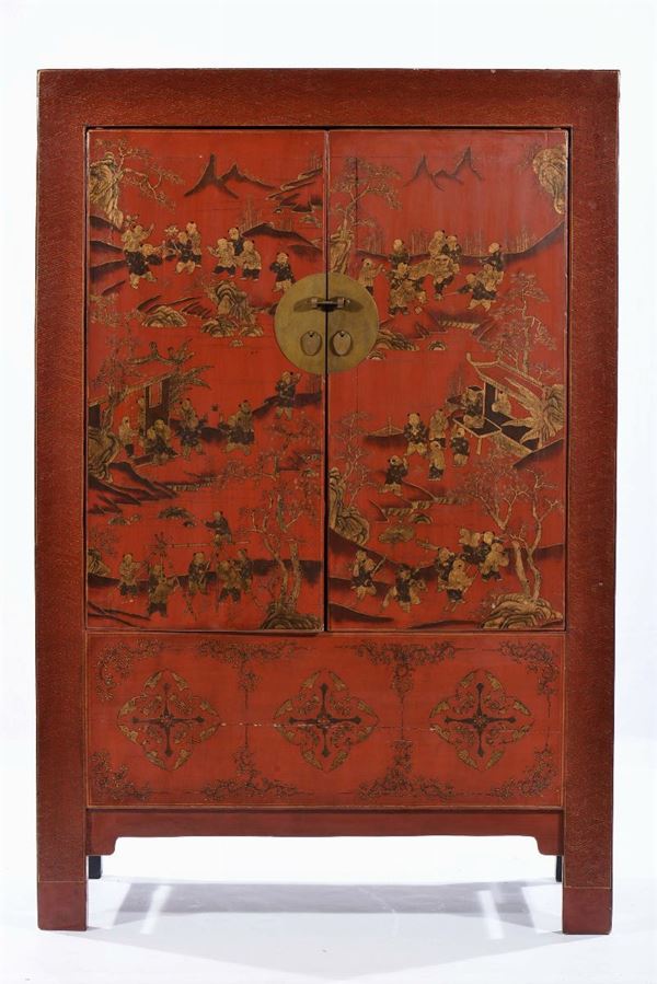 Armadio a due ante laccato rosso con decori orientali, Cina XX secolo
