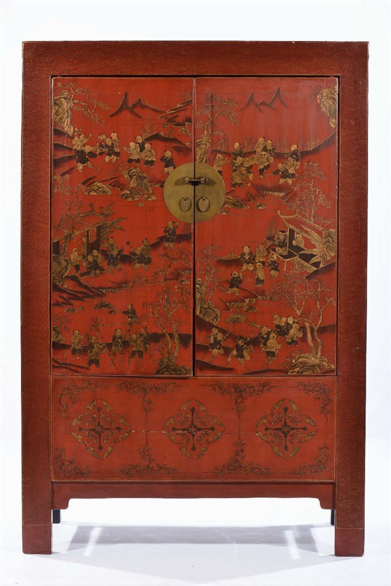 Armadio a due ante laccato rosso con decori orientali, Cina XX secolo  - Auction Antiques and Old Masters - Cambi Casa d'Aste