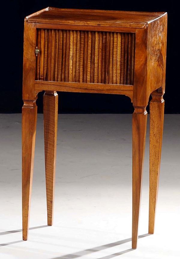 Piccolo comodino in legno di noce, Veneto inizio XIX secolo