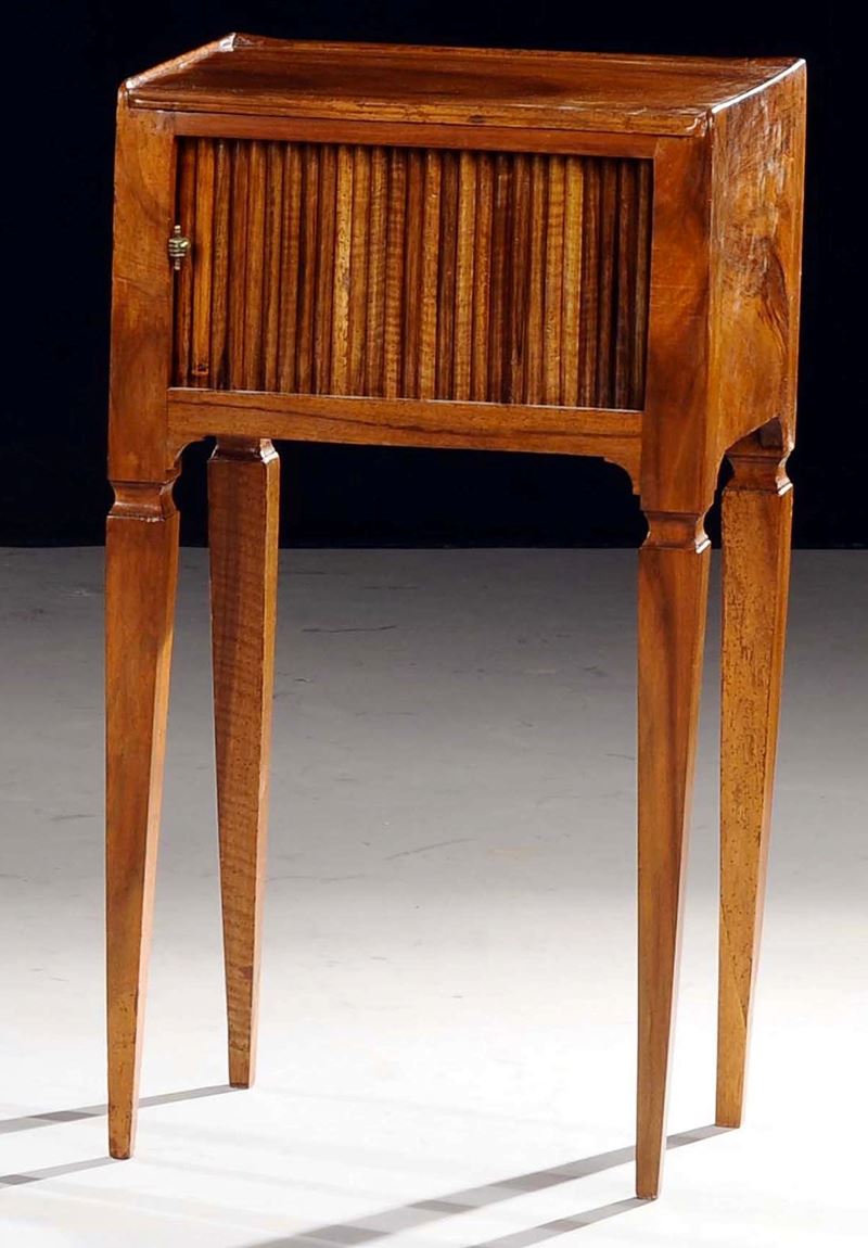 Piccolo comodino in legno di noce, Veneto inizio XIX secolo  - Auction Antiques - Cambi Casa d'Aste