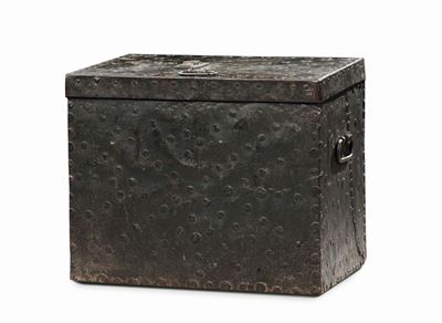 Forziere di Forma Parallelepipeda Rivestito in Ferro Borchiato, XVII-XVIII Secolo