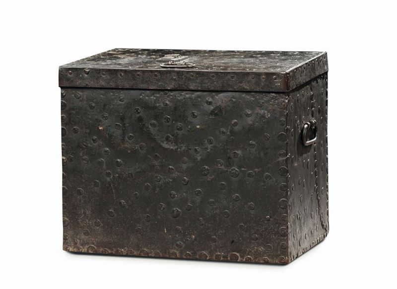A parallelepiped coffer covered with studded iron, 17th-18th century with lateral handles and lock on the cover  - Auction Sculpture and Works of Art - Cambi Casa d'Aste