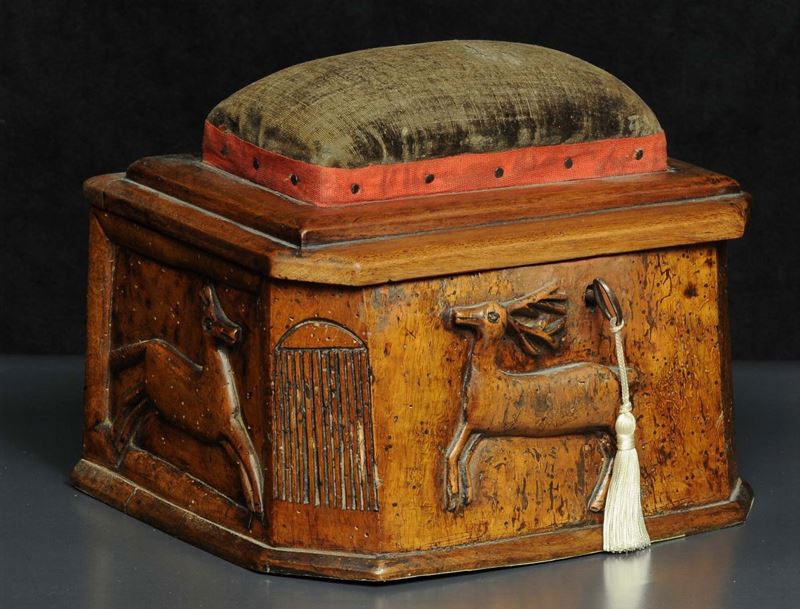 Scatola da lavoro in legno scolpito con figure di animale e coperchio con puntaspilli, XIX secolo  - Asta Out of the Ordinary - Cambi Casa d'Aste