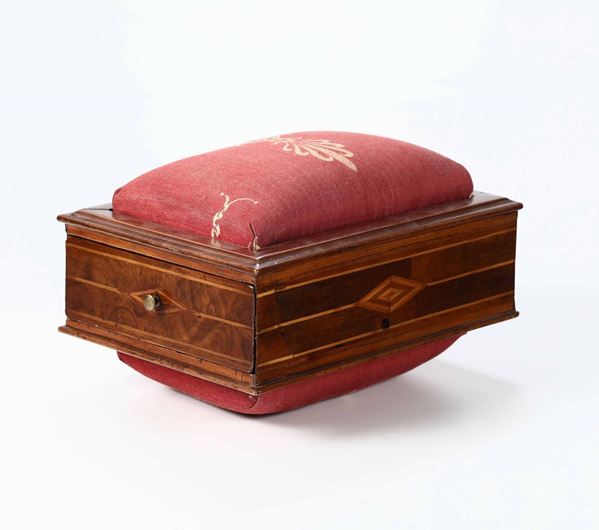 Scatola da lavoro con corpo in legno lastronato e intarsiato con cassetto. Parte superiore e inferiore in stoffa. Italia XIX secolo