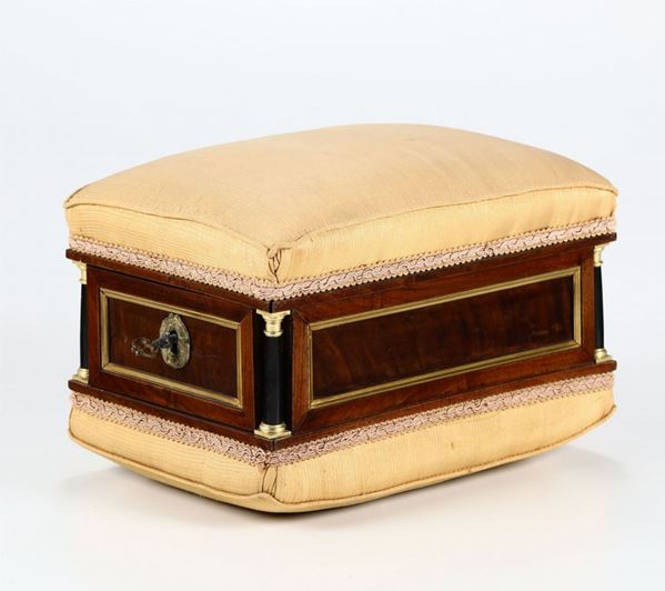 Scatola da lavoro con corpo in legno, lastronato e profilato con elementi in metallo dorato e cassetto. Francia XIX secolo