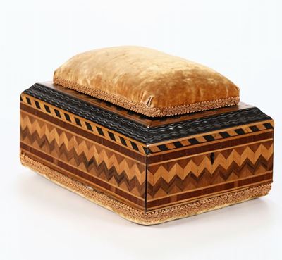 Scatola da Lavoro con Corpo in Legno Intarsiato a Motivi Geometri in Varie Essenze con Cassetto. ...
