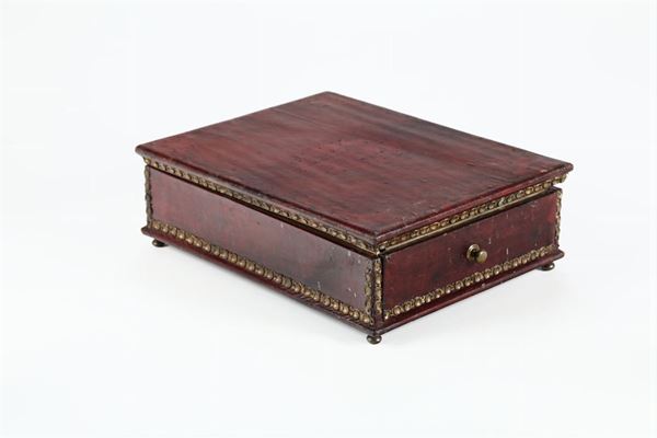 Scatola scrittoio da viaggio, in legno rivestito in pelle con borchie e piedi in ottone. Italia XVIII secolo