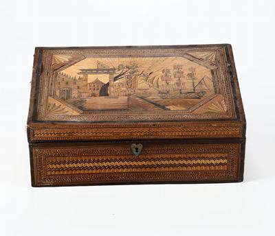 Scatola in Legno Rivestita in Paglia Colorata e Decori Geometrici, Coperchio con Scena Portuale. ...