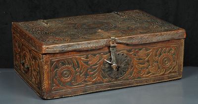 Grande Scatola in Legno Rivestita in Cuoio Sbalzato e Dipinto con Boccachiave in Ferro Inciso di ...