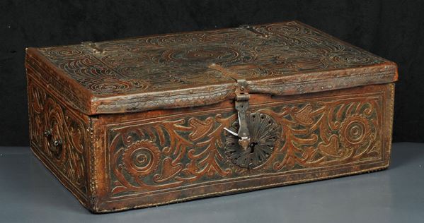 Grande scatola in legno rivestita in cuoio sbalzato e dipinto con boccachiave in ferro inciso di forma circolare, XVII-XVIII secolo