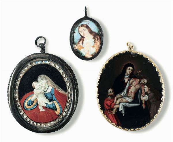 Lotto di tre pendenti reliquiari in argento, XVII secolo