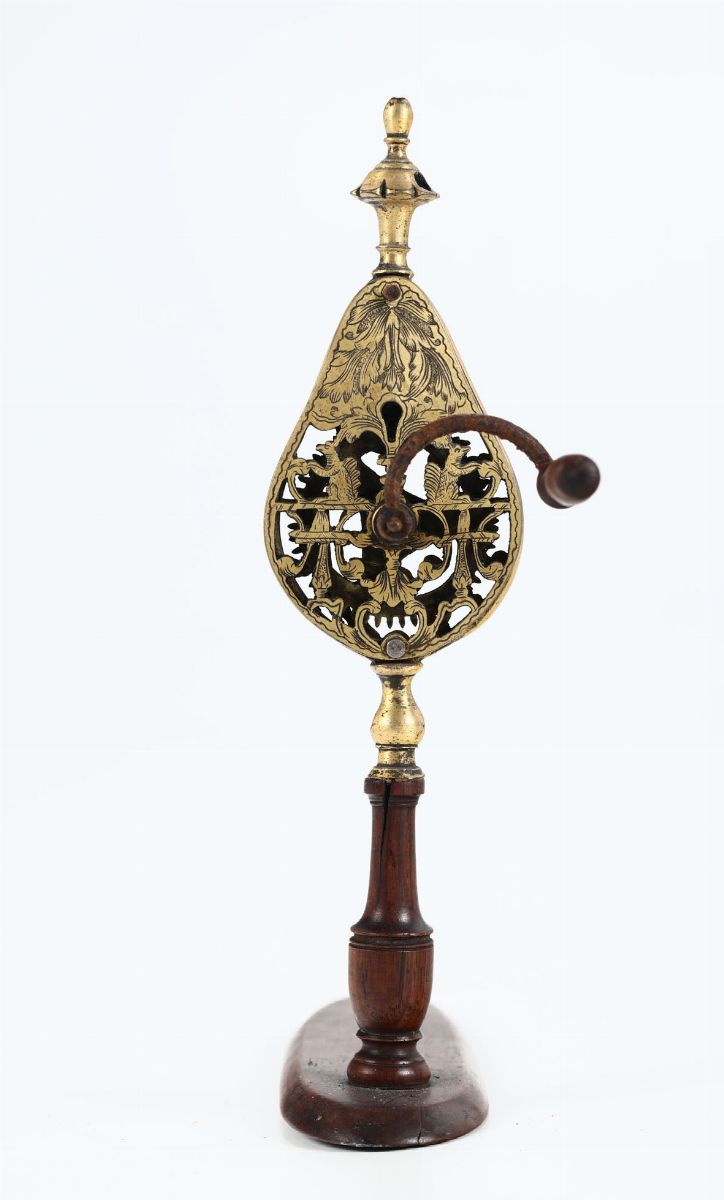 Filatoio in Bronzo Dorato Traforato e Inciso su Base in Legno Tornito, Europa XVIII Secolo