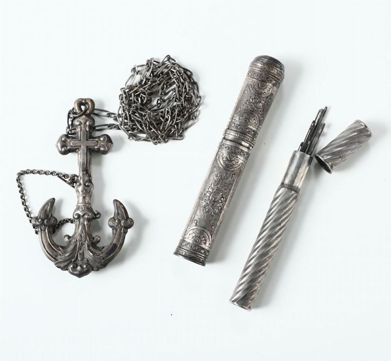 Lotto composto da tre porta aghi in argento di cui due cilindrici e uno ad ancora, Europa XIX secolo  - Asta Argenti | Asta a Tempo - Cambi Casa d'Aste